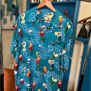 Standout vintage Hawaiian shirt with bold cocktail print 🍹🌺